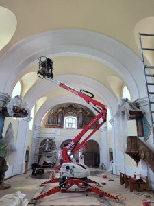 Návrh oprav se potýkal s problémy s památkovou péčí, a to kvůli barevnosti fasády. Ta měla mít nové zabarvení, a to se památkářům nelíbilo. 