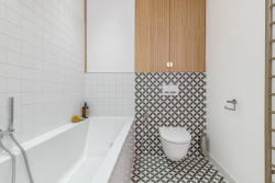 V koupelně se nachází sprcha i vana. (Byt v Karlíně; momentura)