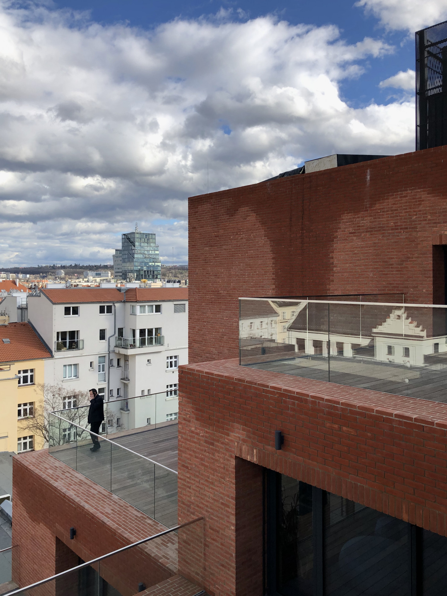 Kaskádovitý tvar budovy vytváří venkovní terasy radnice © Matěj Beránek
