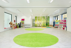 Modulární  Anglicko - česká mateřská školka Teddy Bear ve Vsetíně: Centrální prostor je možné dělit rozkládací příčkou