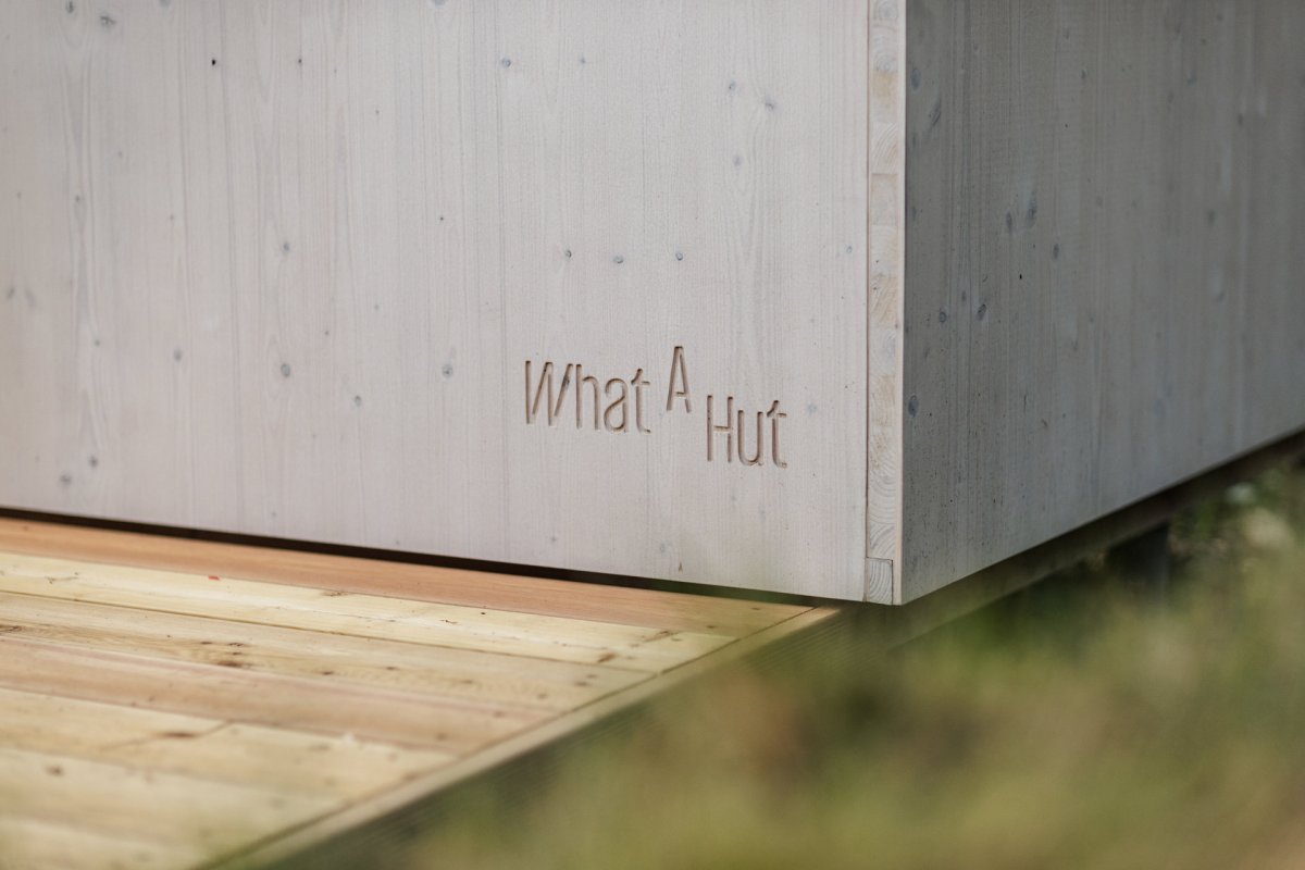 Výrobcem je firma What a Hut, která je rovněž místní - působí v nedalekém Zlíně. (Chata Bebech, JANSELF STUDIO)