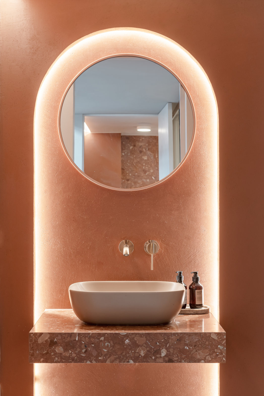 Terakotové je například WC