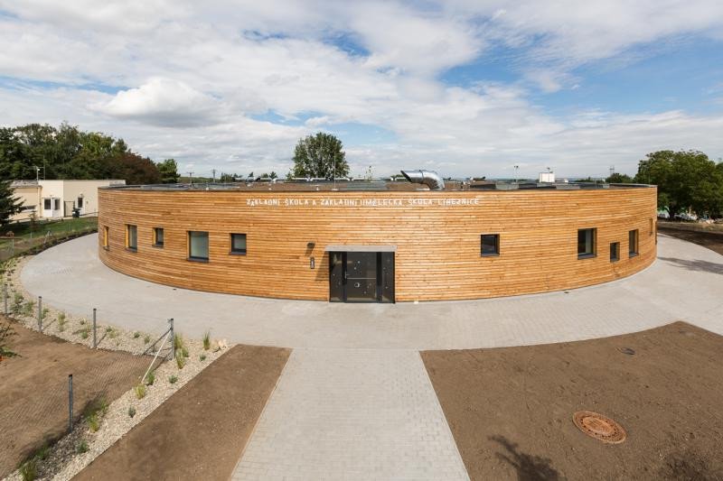 Líbeznice má nový pavilon ZŠ a ZUŠ od Projektil architekti