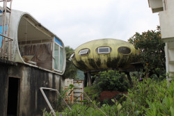 UFO Village - kolonie opuštěných kopií Futuro a Venturo Houses na severu Tchaj-wanu