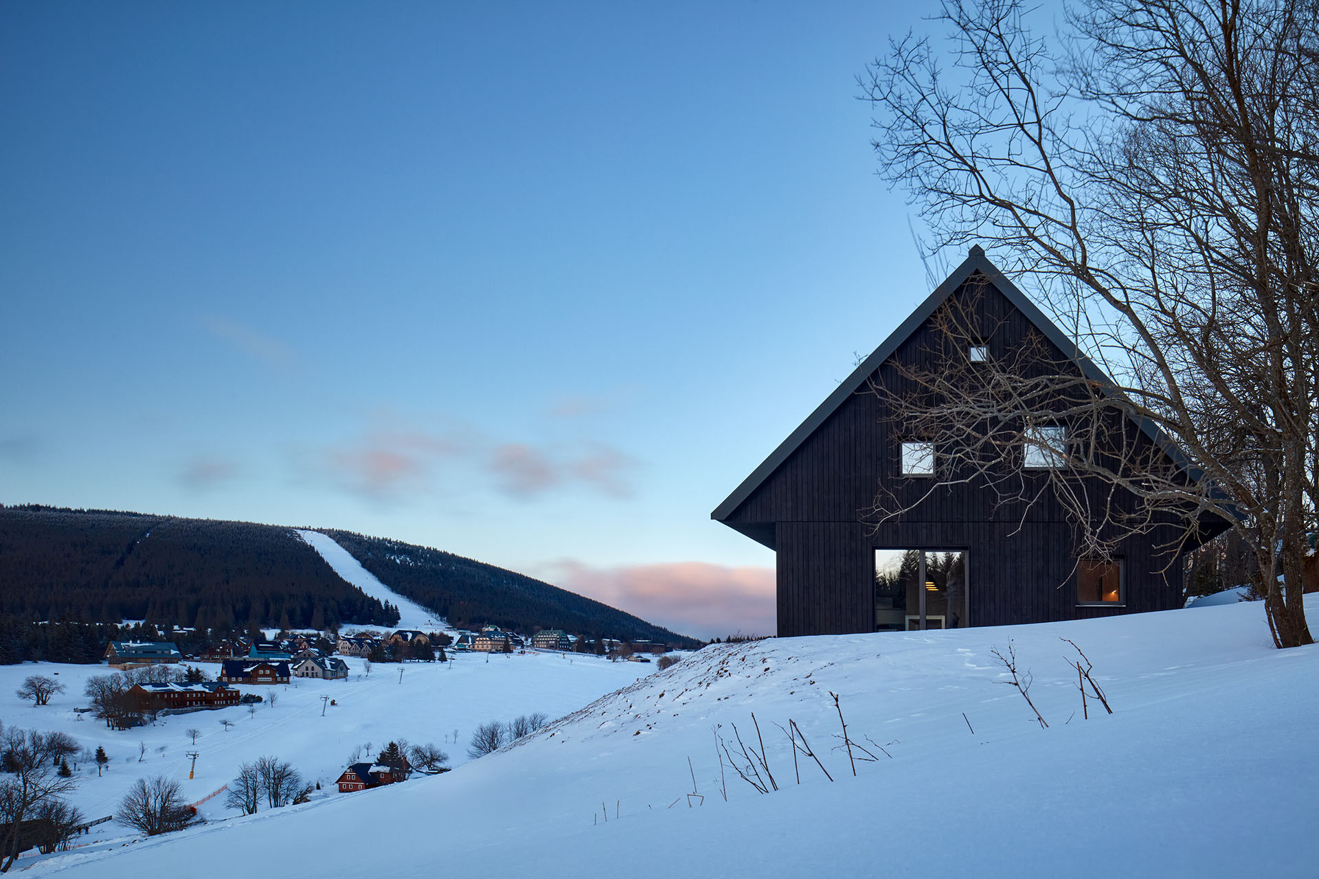 U novostaveb, které za poslední roky vyrostly v Horní Malé Úpě, vystřídal luxus tradici. Stále se ale daří zachovat místního horského ducha i chalupářské tvarosloví. 