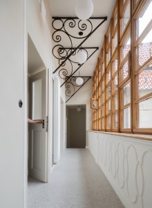 Zasklení některých pavlačí přišlo později, je tady i po rekonstrukci. (Rekonstrukce Malého Buquoyského Paláce v Praze, Tereza Scheibová)