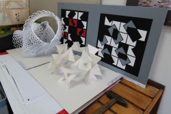 Plošné a prostorové kompozice studentů opolské školy – foto