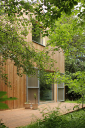 System Recovery Architects - Domek mezi lesy: Jedná se třeba o tvar i velikost, řešení fasády nebo umístění vstupu