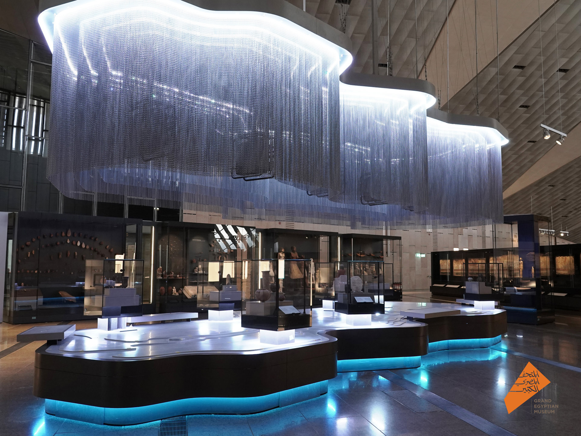 Artefakty sem byly přeneseny z poněkud zaprášeného neoklasicistního Egyptského muzea v centru Káhiry. Expozice byly ovšem zastarlé, během egyptského povstávní v roce 2011 bylo několik vitrín vyloupeno.