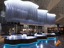 Artefakty sem byly přeneseny z poněkud zaprášeného neoklasicistního Egyptského muzea v centru Káhiry. Expozice byly ovšem zastarlé, během egyptského povstávní v roce 2011 bylo několik vitrín vyloupeno.