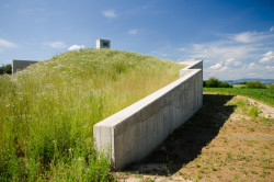 Vodojem s vyhlídkou na Trosky, ZETTE atelier: Díky vegetaci stavba dobře splývá s okolní krajinou