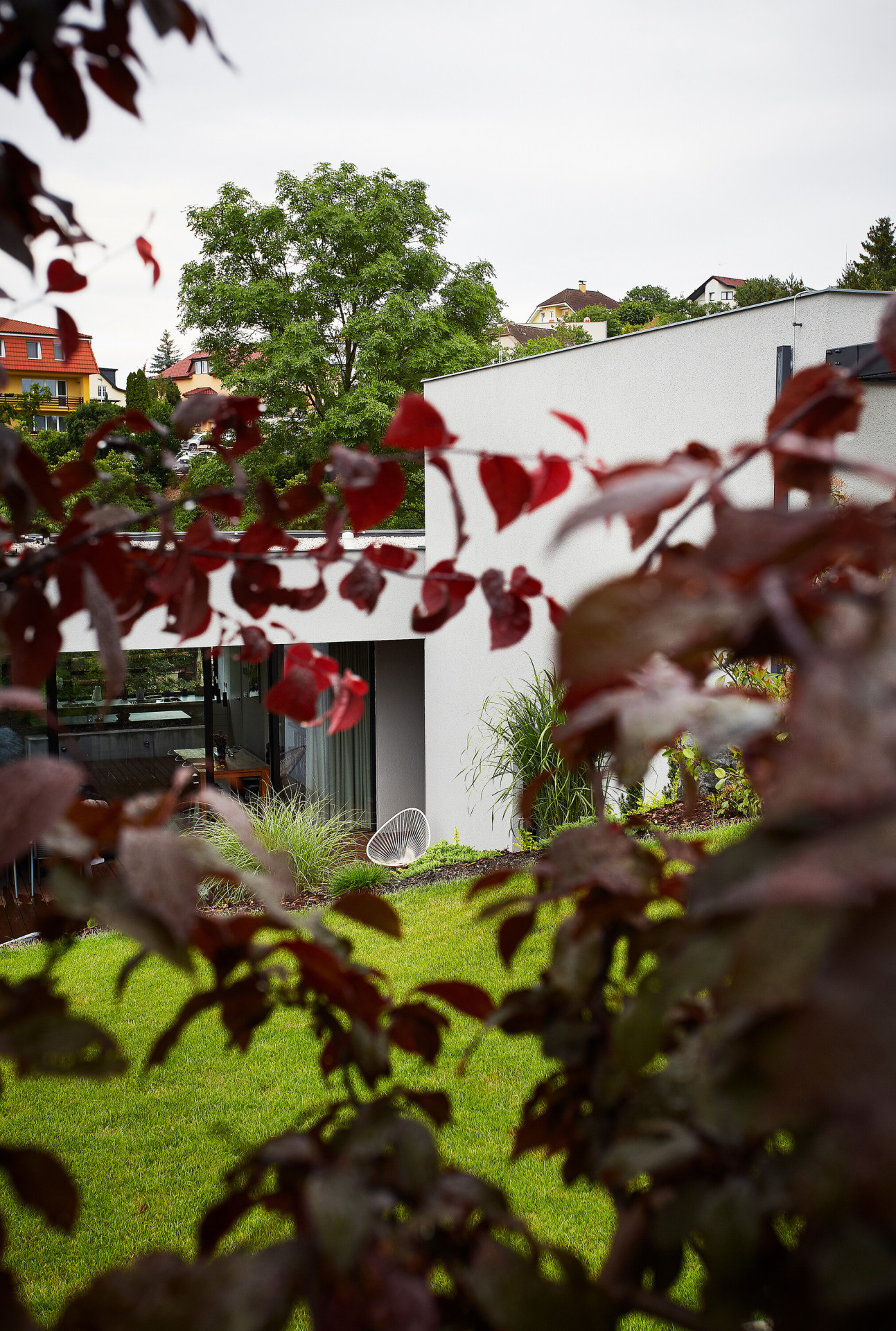 Rodinný dům v Berouně, Markéta Bromová architekti: Dům otevírá své výhledy do zahrady a okolní zeleně