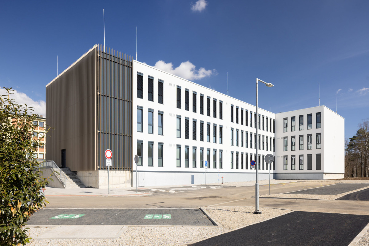 Pavilon psychiatrie v Ostrově navýšil během čtyř měsíců počet lůžek o 23 díky modulární výstavbě
 (Pavilon psychiatrie v Ostrově od KOMA MODULAR; interiéry petit atelier)