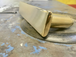 Výroba klik z masivní mosazi.