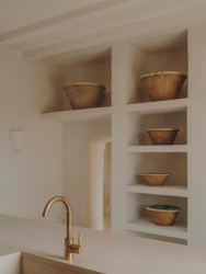 Studio Andrew Trotter - Rekonstrukce historické budovy na jihu Itálie: V přízemí domu se nachází dvě ložnice a kuchyně s jídelnou, jež dříve sloužila jako stáj