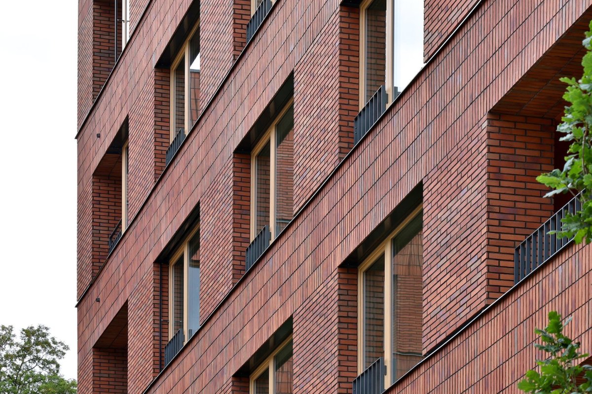 Na Julisce stojí tři nové bytové domy. Navrhlo je studio bod architekti.