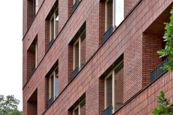 Na Julisce stojí tři nové bytové domy. Navrhlo je studio bod architekti.