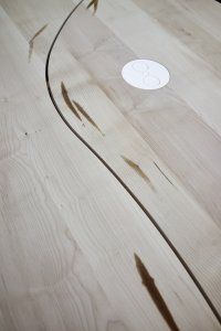 Architektka Daniela Polubědovová představila novou kolekci stolů Indiánské léto