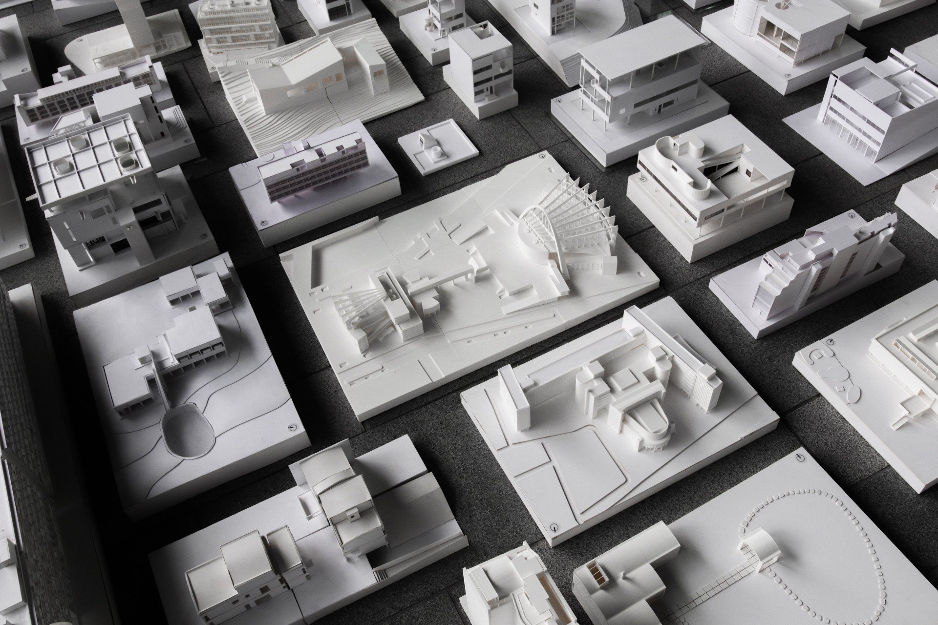 Od 18.4. do 28. 4. 2023 bude Fakulta architektury ČVUT v Praze hostit výstavu mapující práci legendárního architekta Le Corbusiera