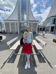 Karolína Vránková před Utzon Centre v Aalborgu