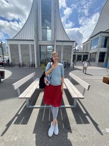 Karolína Vránková před Utzon Centre v Aalborgu