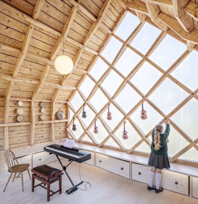 Architekta Clementine Blakemore navrhla hudební pavilon pro britskou základní školu