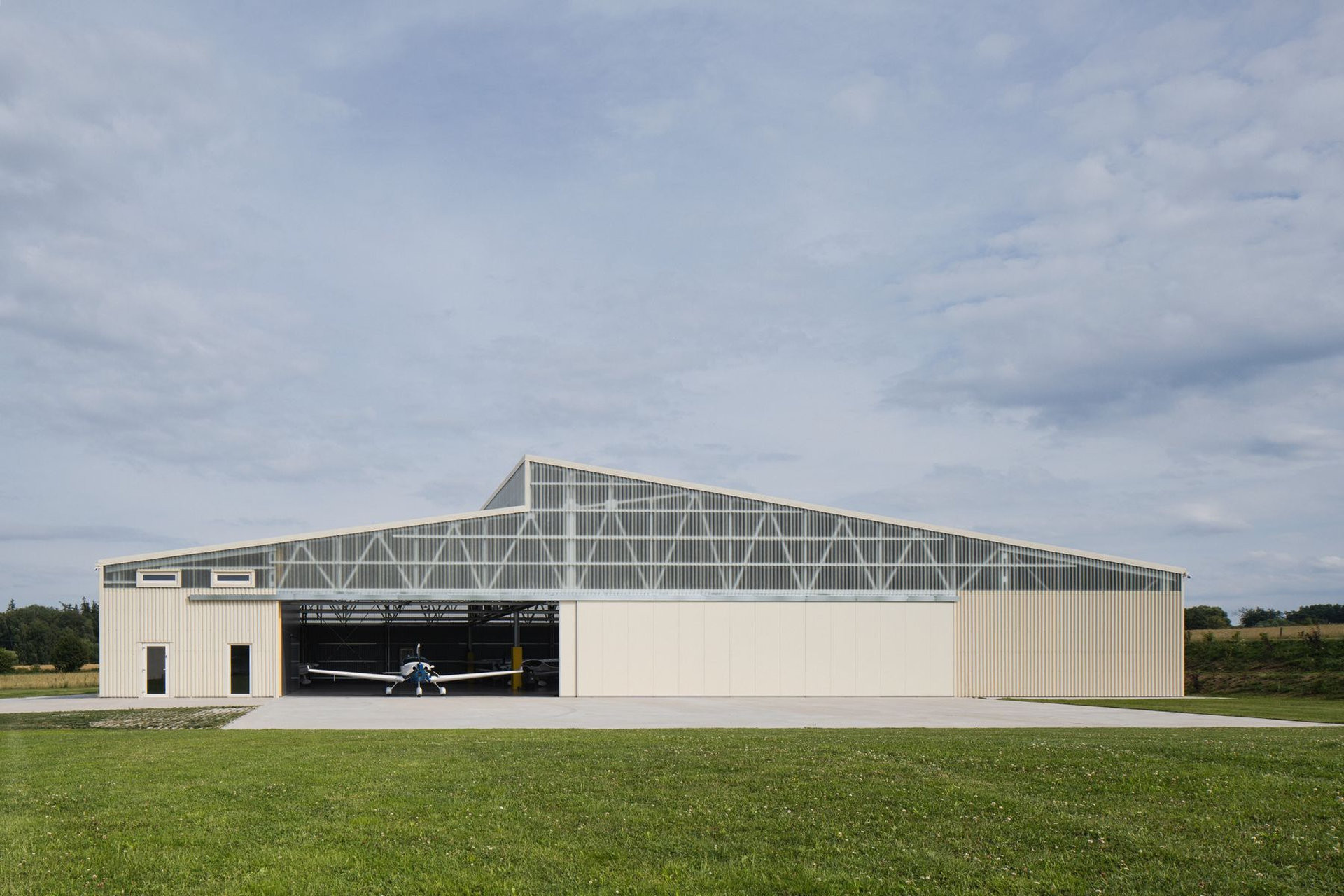 Hangár Aeroklubu Zbraslavice od Studia Raketoplán (Hangár ve Zbraslavicích, Studio Raketoplán)