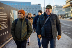 Předseda poroty Stefan Behnisch (vpravo) a portugalský člen poroty Juliao Pinto Leite z věhlasné kanceláře OODA na prohlídce řešeného území, 20. února 2025