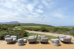 Studio L. Z. Atelier realizovalo moderní golfový klub v Řecku, který zdobí nábytek světových značek