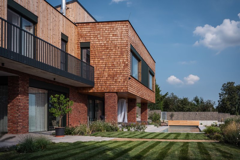 Směrem do zahrady se vila zcela otevírá. (Elegantní rezidence v Brně podle arch. návrhu Noa architekti, generální dodavatel stavby: VESPER HOMES)