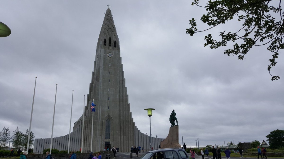 Hallgrímskirkja, celkový pohled se sochou Leifa Erikssona v popředí, architekt Guðjón Samúelsson, návrh 1937, dokončení 1986