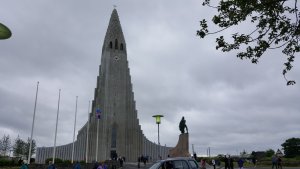 Hallgrímskirkja, celkový pohled se sochou Leifa Erikssona v popředí, architekt Guðjón Samúelsson, návrh 1937, dokončení 1986