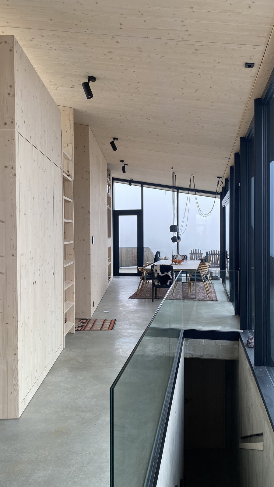 Interiér architekt navrhl do posledního detailu. (Čtyři dřevěné vily na Lofotech; Snorre Stinessenem, konstrukce NOVATOP)