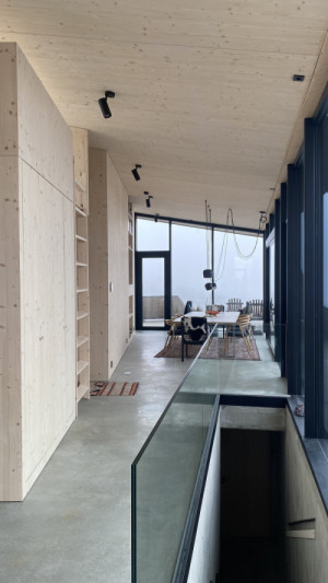Interiér architekt navrhl do posledního detailu. (Čtyři dřevěné vily na Lofotech; Snorre Stinessenem, konstrukce NOVATOP)