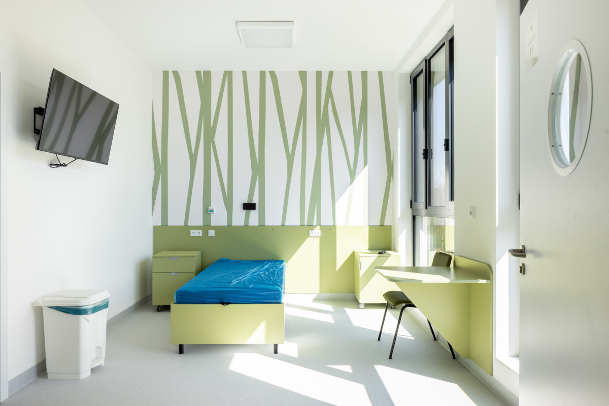 Interiér (Pavilon psychiatrie v Ostrově od KOMA MODULAR; interiéry petit atelier)