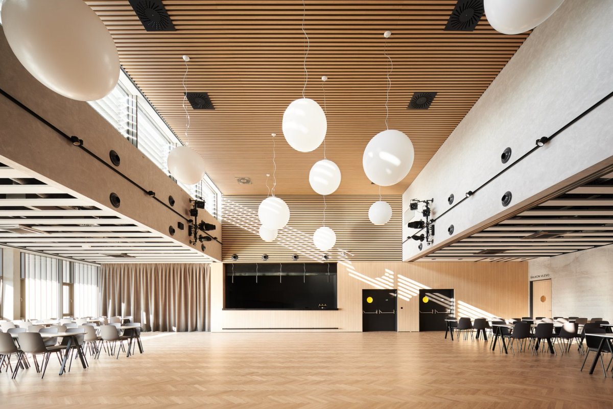 Nově vzniklý „taneční“ sál (Rekonstrukce Kulturního domu v Letohradě; architekti.in)
