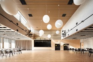 Nově vzniklý „taneční“ sál (Rekonstrukce Kulturního domu v Letohradě; architekti.in)