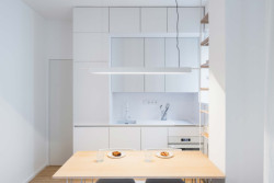 Kuchyně se otevírá do obývacího pokoje, původně byla schovaná v samostatné a malé místnosti. (Rekonstrukce bytu v Karlíně, Dominik Cvrček)