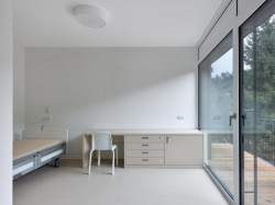 Pohled do soukromé obytné jednotky s lodžií (Dům sociální péče Tereza; Stempel Tesař architekti)