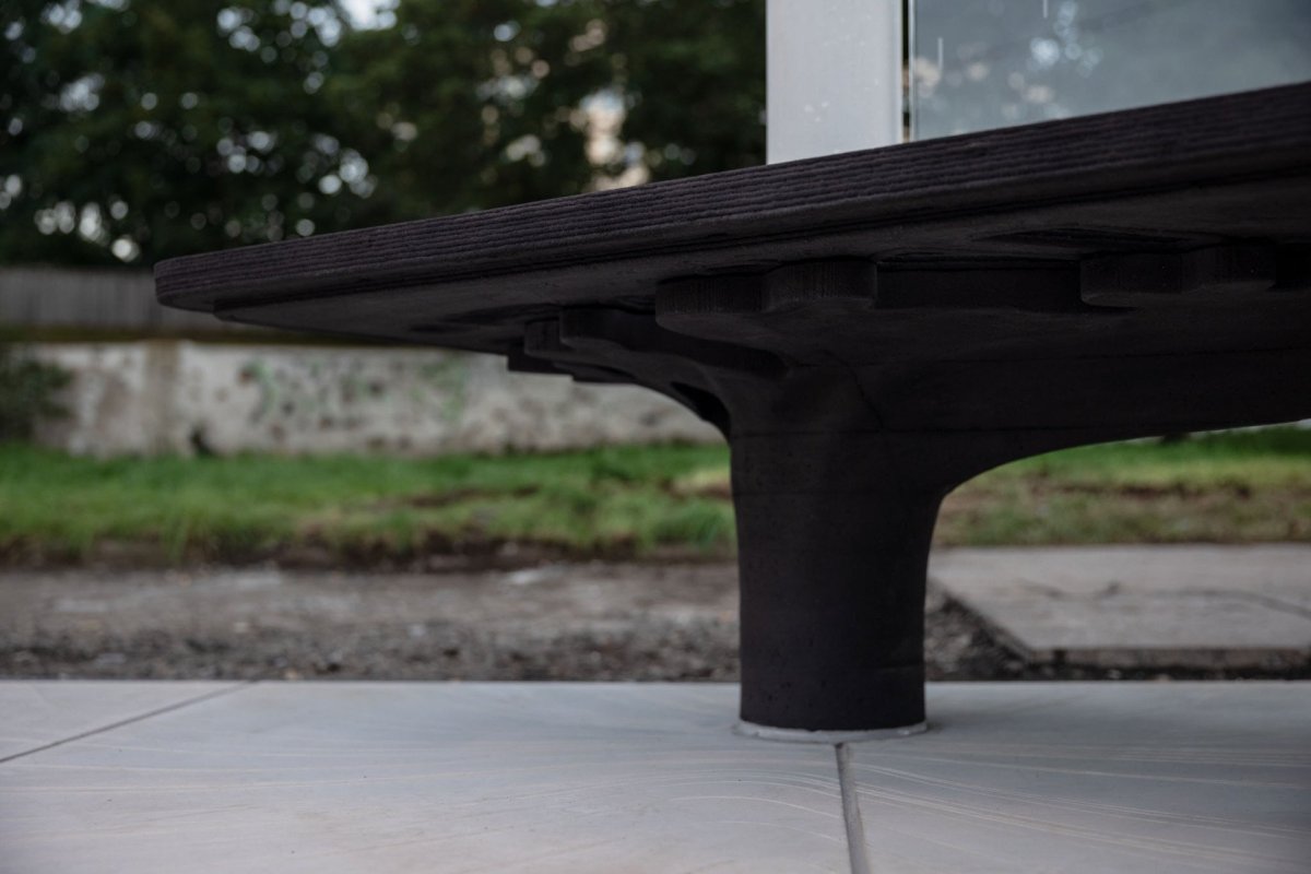 Přístřešek byl vyrobený technologií robotického 3D tisku ultra-vysokopevnostního betonu (UHPC)
