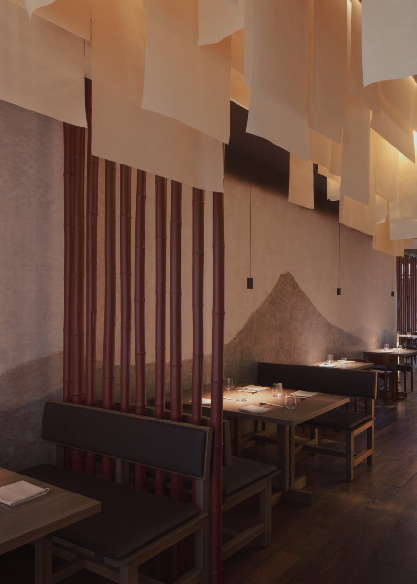 Bambusové tyče oddělující jednotlivé prostory pro soukromé rozjímání (Yami Sushi House; annaMAT)