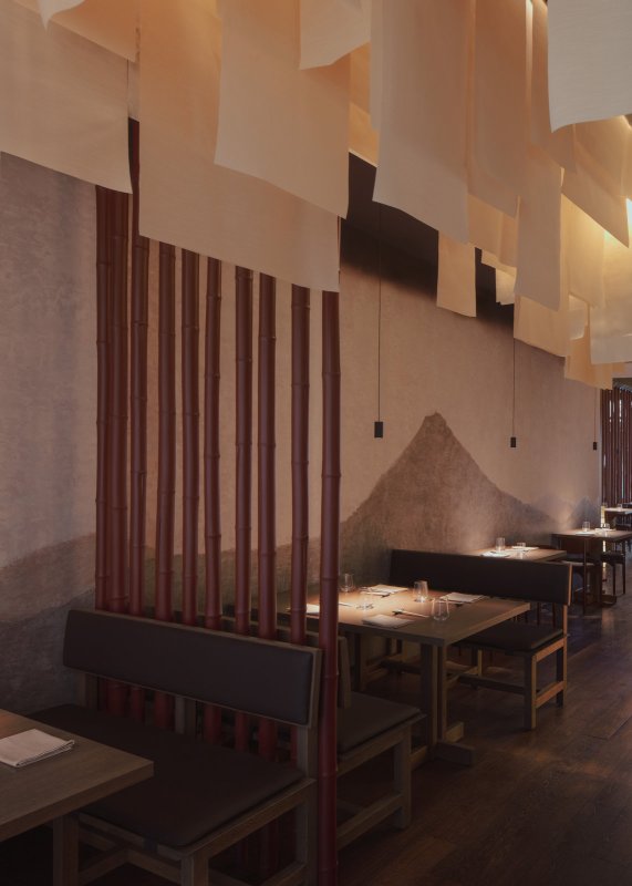 Bambusové tyče oddělující jednotlivé prostory pro soukromé rozjímání (Yami Sushi House; annaMAT)