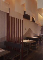 Bambusové tyče oddělující jednotlivé prostory pro soukromé rozjímání (Yami Sushi House; annaMAT)