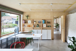 Pohled do interiéru novostavby, kde má své studio Ateliér Za Mák. (Krafferova zahrada v Jindřichově Hradci od matěj šebek architekti a Ateliér Za Mák)