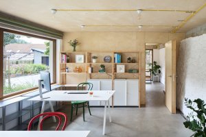 Pohled do interiéru novostavby, kde má své studio Ateliér Za Mák. (Krafferova zahrada v Jindřichově Hradci od matěj šebek architekti a Ateliér Za Mák)