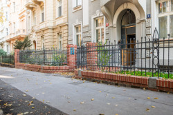 Cihelné zídky postavené z tradičních cihel z Cihelny Kadaň vytváří reprezentativní vstupní prostor, ladící s architekturou domu.