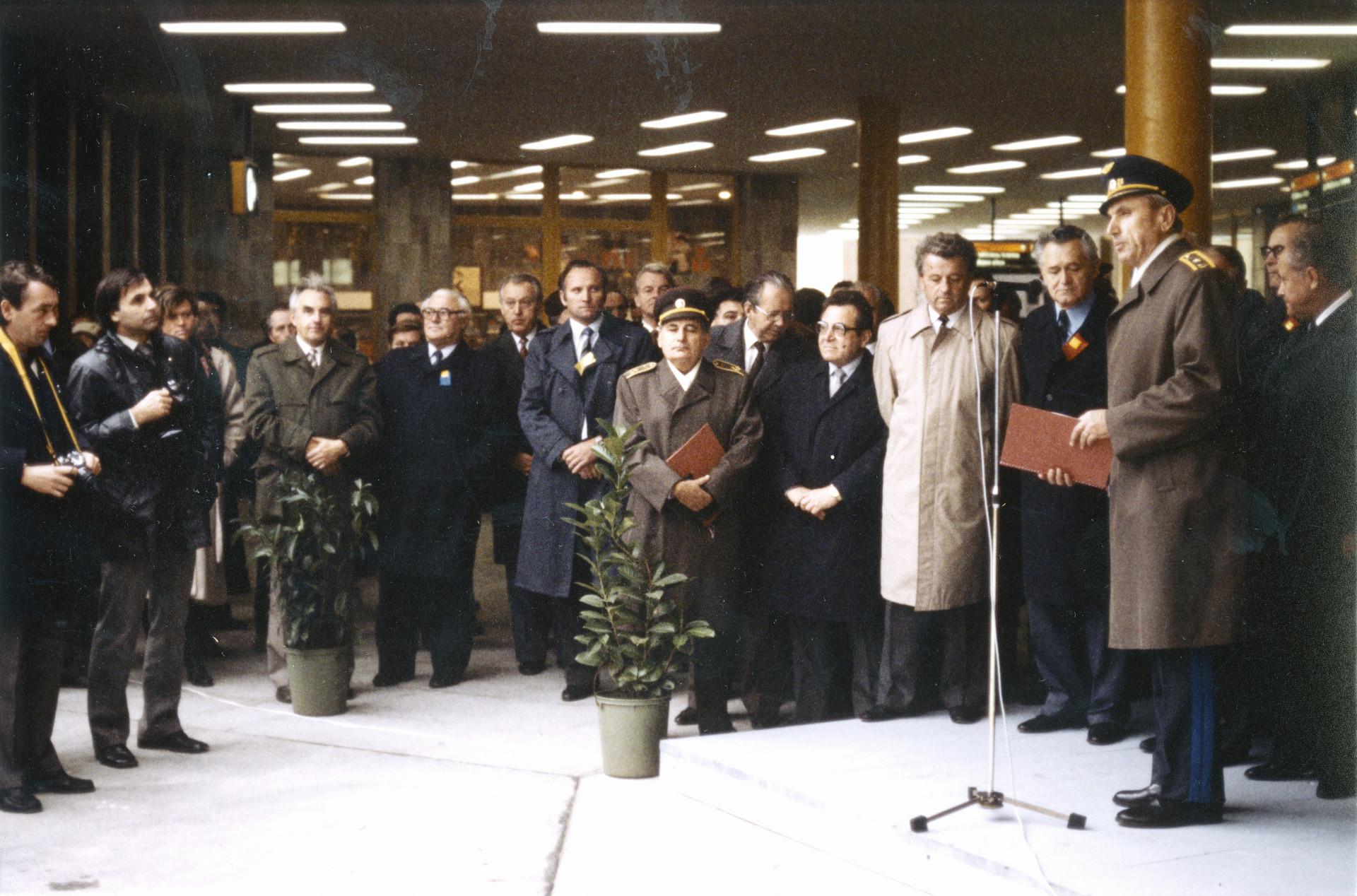 Nejmladší linka je B – otevřena byla v roce 1985. Tady je otvíračka Sokolovské (dnes Florenc).