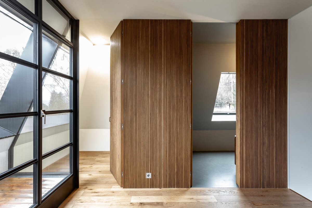 Nejen truhlářské detaily v interiéru jsou výsledkem intenzivní a kvalitní spolupráce mezi rodinou a architekty. (Chata JARO u Prahy, edit! architects)
