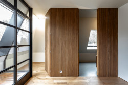 Nejen truhlářské detaily v interiéru jsou výsledkem intenzivní a kvalitní spolupráce mezi rodinou a architekty. (Chata JARO u Prahy, edit! architects)