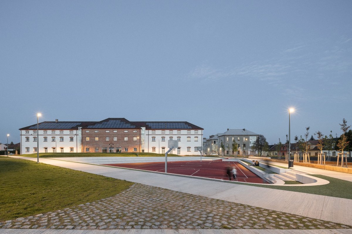 Architektka Bára Srpková má za sebou velký projekt do veřejného prostoru ve Vysokém Mýtě. Spolu s Martinem Lukáčem navrhla revitalizaci prostoru bývalých kasáren na park a hřiště.